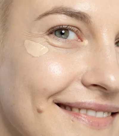 Concealer Invisible Hero No1 (nuanta foarte deschis), corector mineral lichid cu cofeina, 5ml